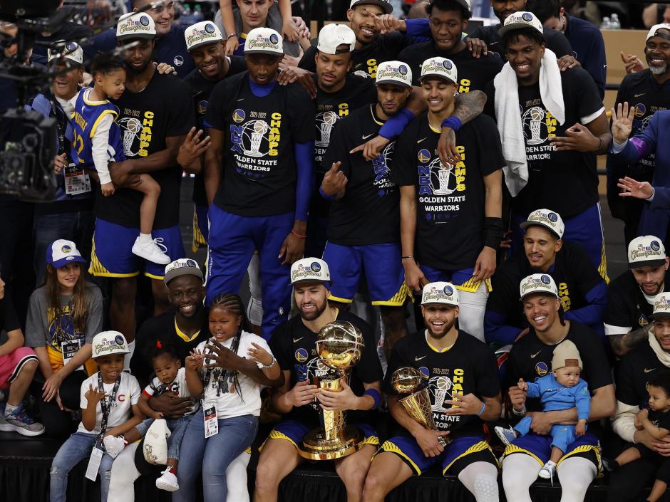 Foto de familia de los Warriors tras proclamarse campeones de la NBA