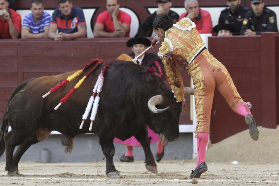 Fandiño mata, sin muleta, al segundo toro de Parladé en la Feria de San Isidro de 2014