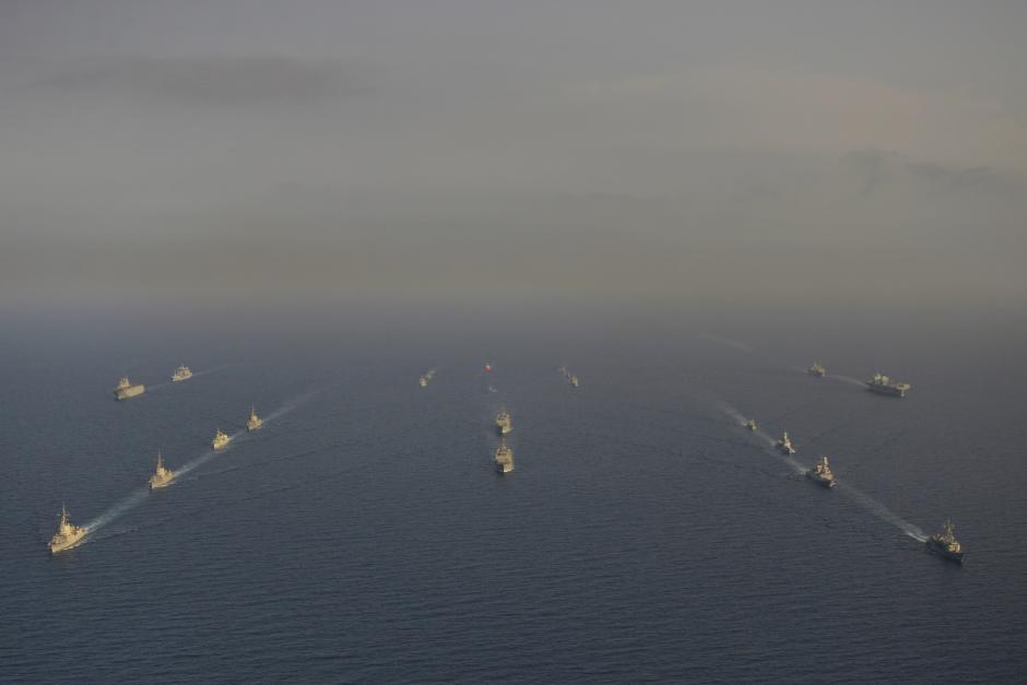 Vista aérea de buques de la Armada en formación durante las maniobras Flotex-22
