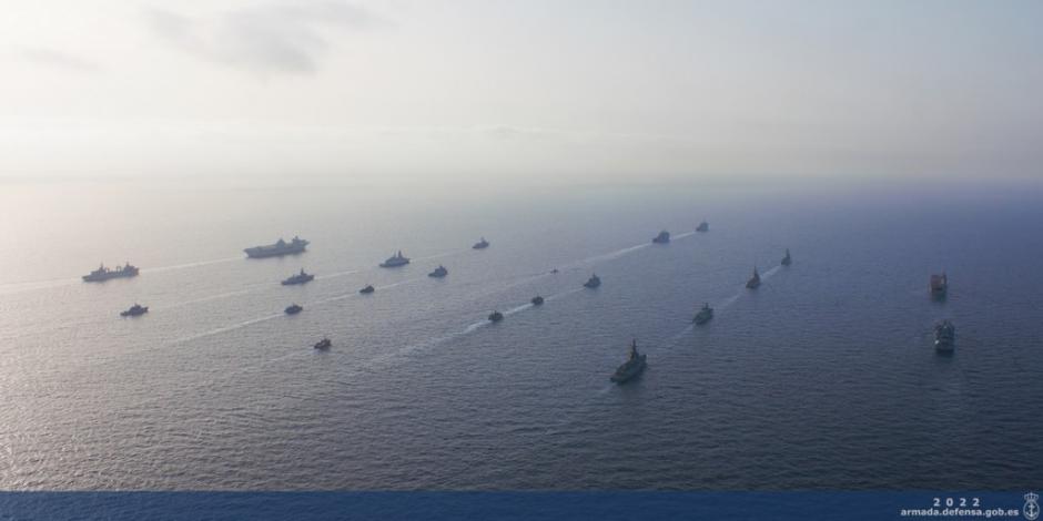 Vista aérea de buques de la Armada española en formación durante las maniobras Flotex-22
