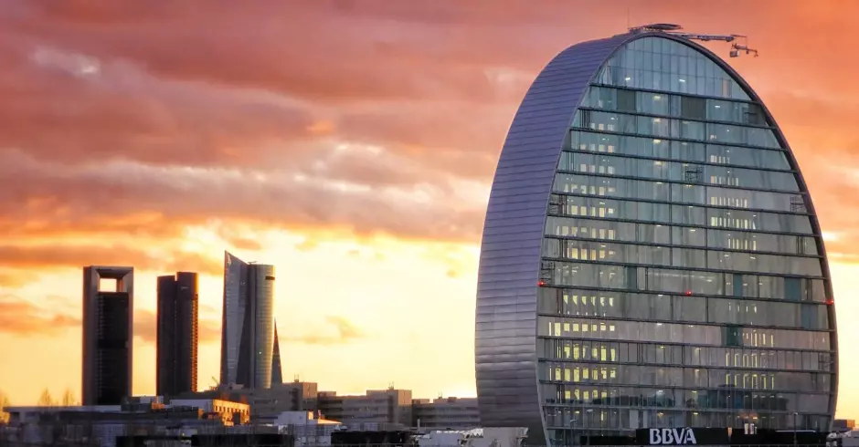 Edificio La Vela en el skyline de Madrid