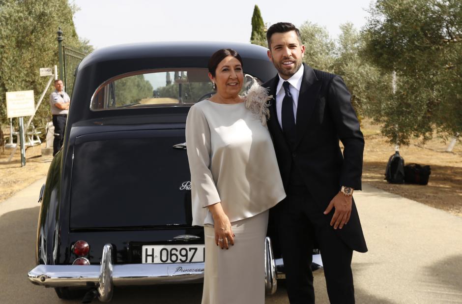 Jordi Alba junto a su orgullosa madre antes de casarse con Romarey Ventura