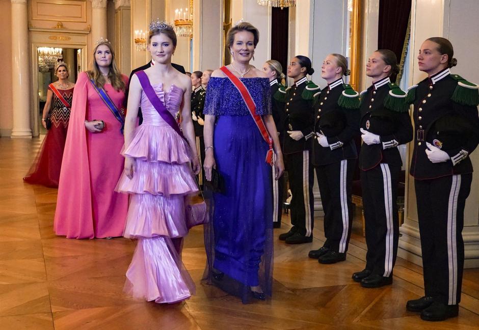 La reina Matilde de Bélgica, a la derecha, eligió un vestido azul de Armani Privé