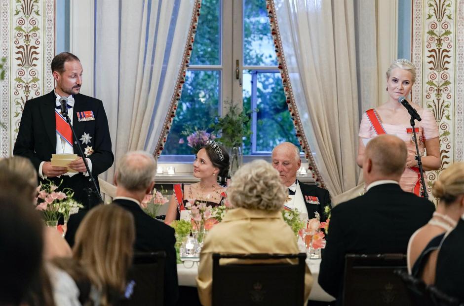 El príncipe Haakon y la princesa Mette-Marit, durante su discurso en la cena en el Palacio de Oslo