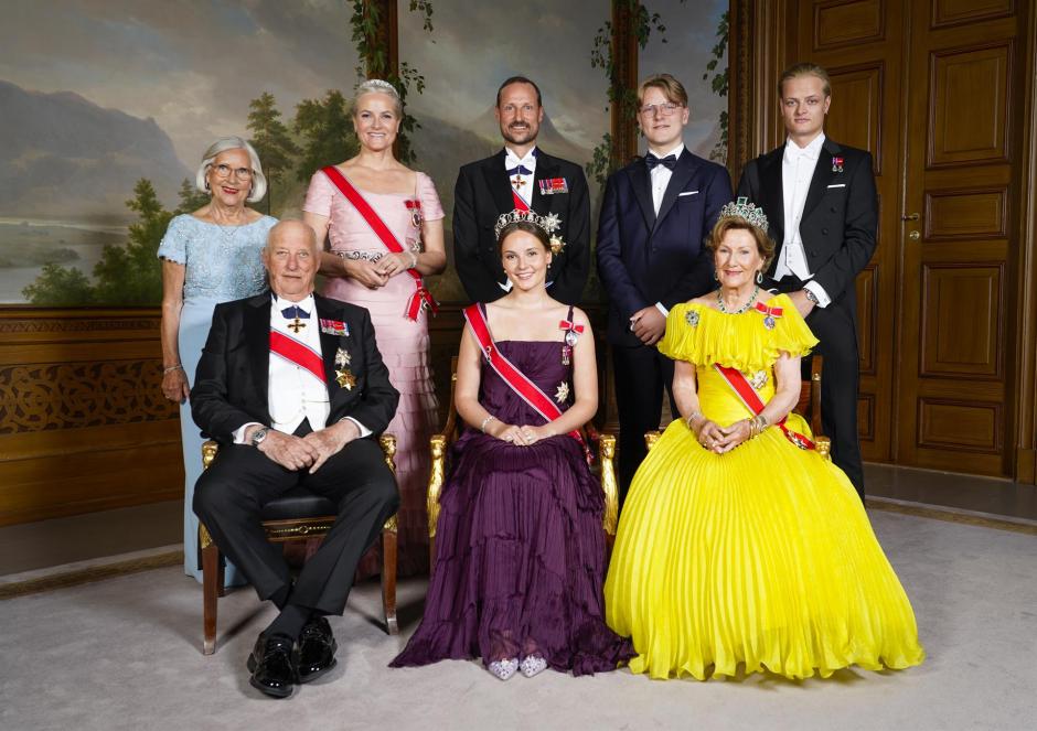 La reina Sonia de Noruega eligió un vestido amarillo