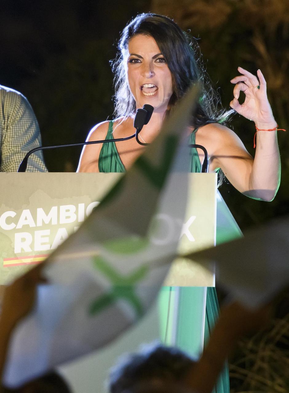 La candidata a la presidencia de la Junta por Vox, Macarena Olona, ante cientos de seguidores, tras conocer los resultados electorales obtenidos
