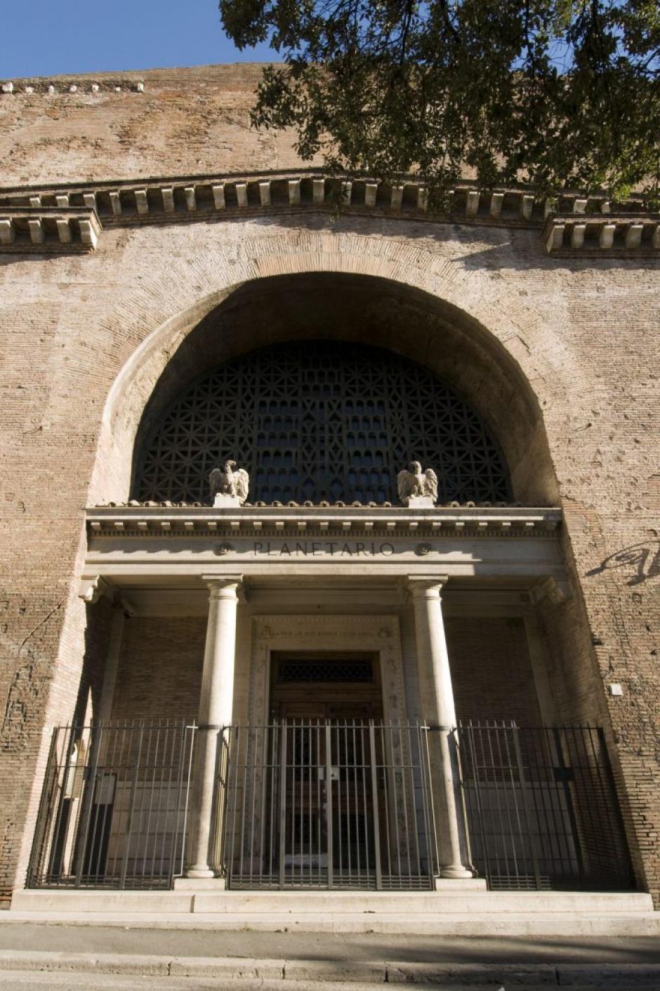 La entrada a la Sala Octogonal, antiguo Planetario de Roma, ahora convertida en el Museo de Arte Salvado