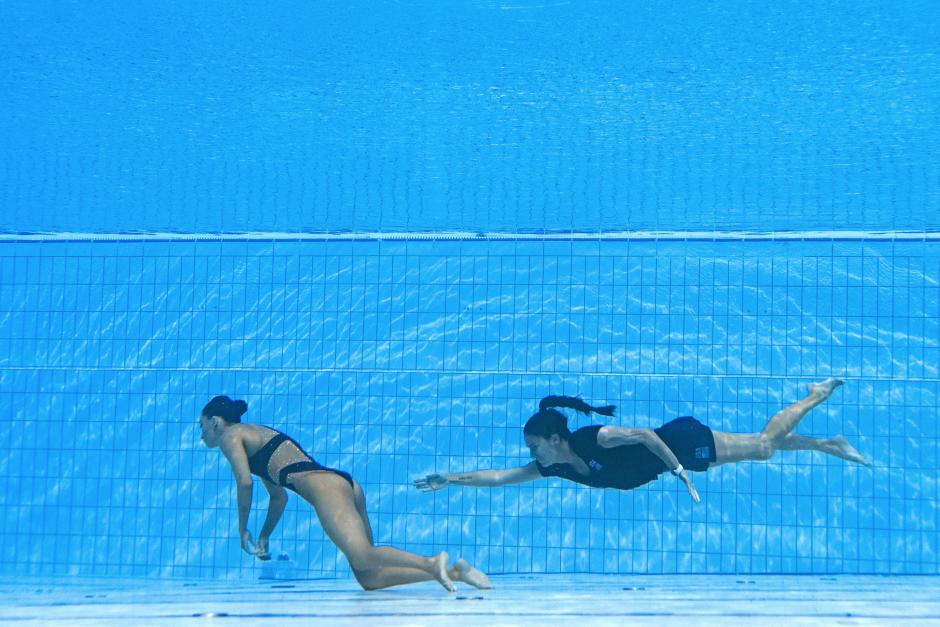 Anita Álvarez en el fondo de la piscina