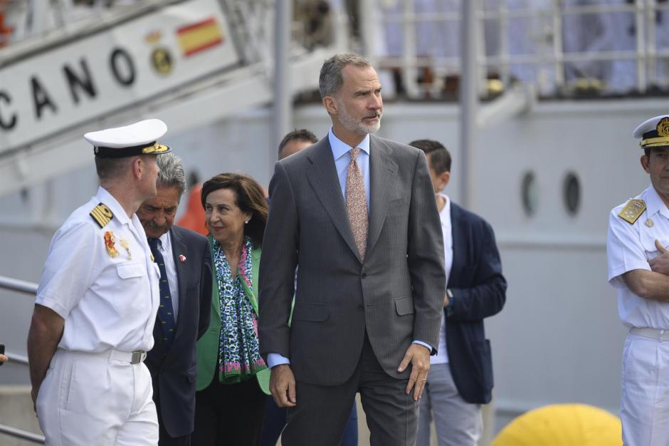 -El rey Felipe VI (c), acompañado por la ministra de Defensa, Margarita Robles, y el presidente de Cantabria, Miguel Ángel Revilla (2i), visita el buque escuela Juan Sebastián Elcano, atracado en el puerto de Santander, este jueves.