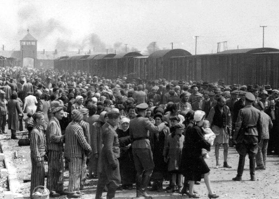 "Selección" de judíos húngaros en Judenrampe, en mayo o junio de 1944. Vrba trabajó aquí desde agosto de 1942 hasta junio de 1943. La Entrada de Auschwitz II-Birkenau se puede observar al fondo