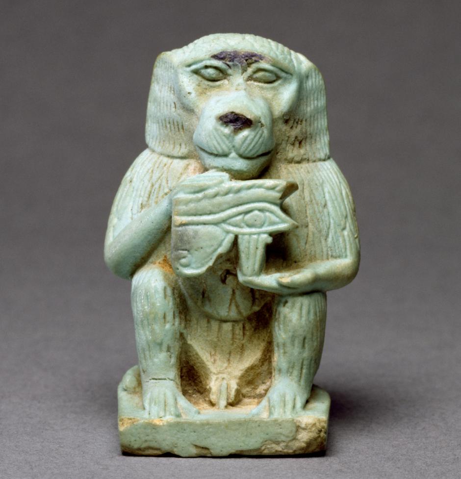 Figurilla de Thoth, en forma de babuino, sosteniendo el ojo Horus, siglos VII a IV a. C