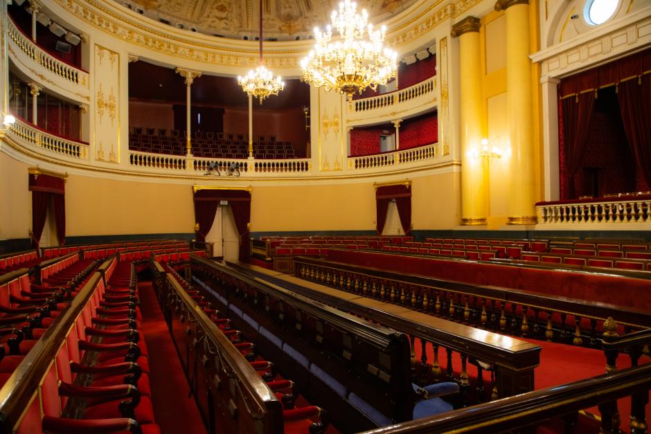 Escaños del antiguo Salón de Plenos del Senado