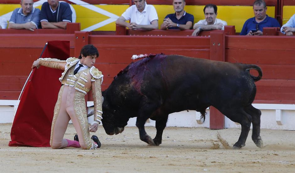 Roca-Rey durante su faena de muleta en Alicante