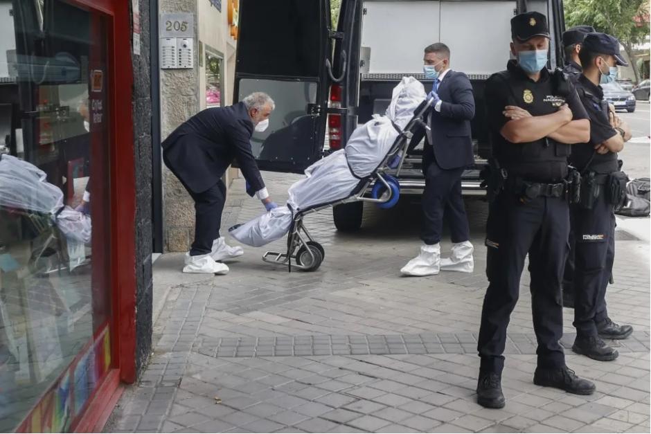 Momento en que los sanitarios se llevan uno de los tres cuerpos sin vida, tras el crimen en el número 205 de la calle de Serrano de Madrid.