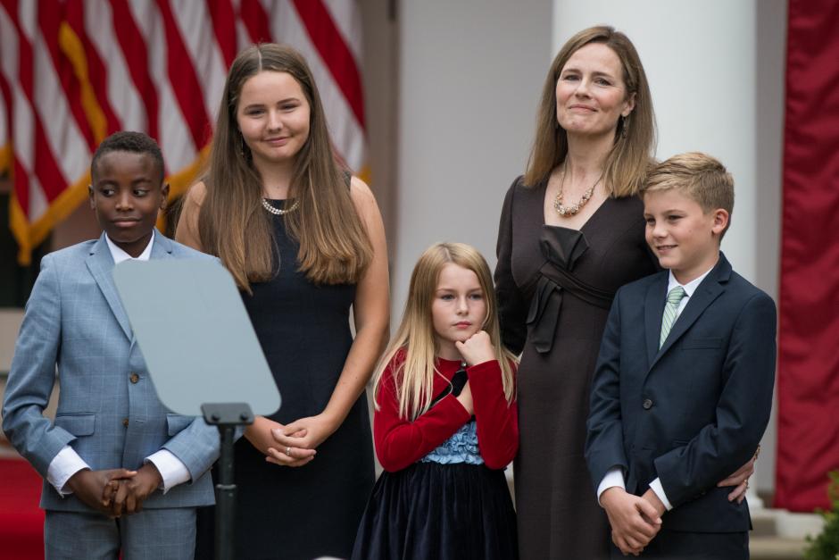 La jueza Barret con cuatro de sus hijos en la Casa Blanca