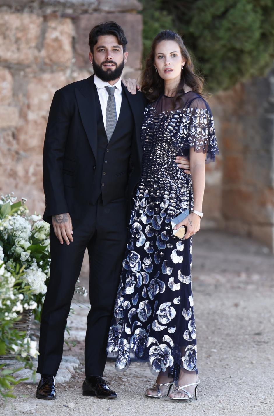 Jota Peleteiro junto a su esposa, Jessica Bueno, en la boda de Dani Carvajal