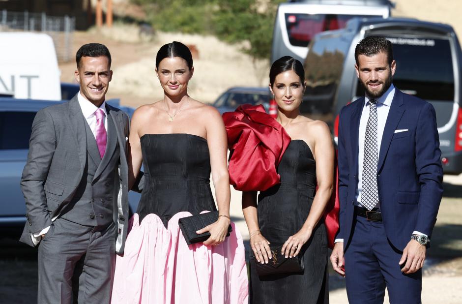 Lucas Vázquez y Nacho Fernández con sus respectivas parejas, en la boda de Dani Carvajal