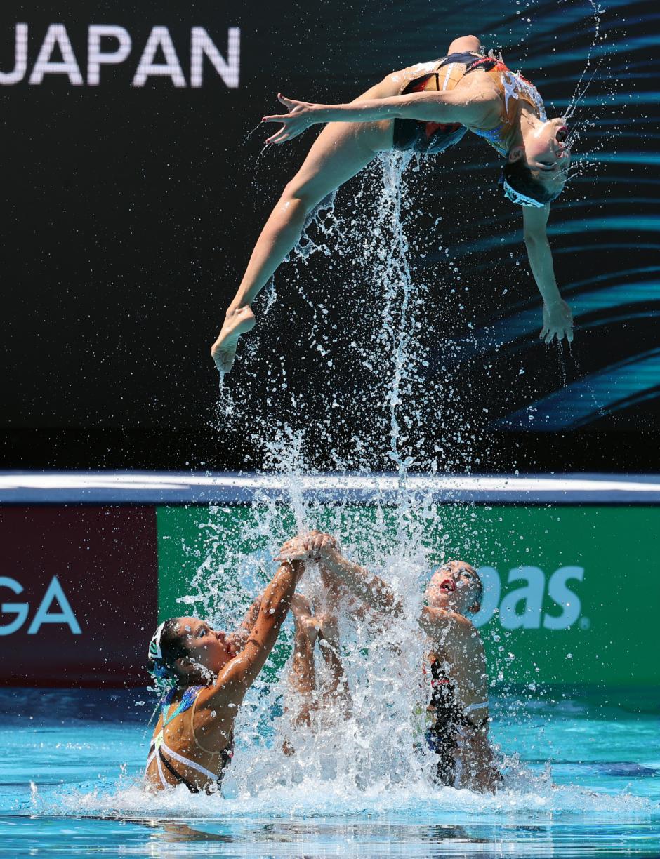 El equipo de Japón compite en las preliminares del evento de natación artística libre por equipos femeninos durante el Campeonato Mundial Acuático de Budapest 2022