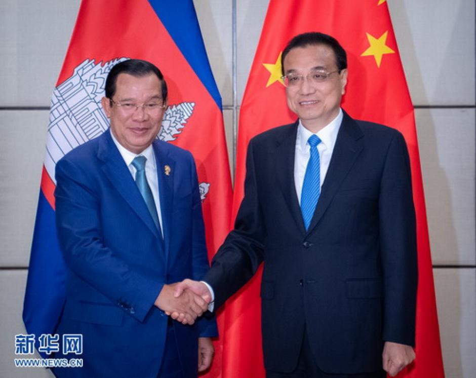 El Primer Ministro de Consejo de Estado de China, Li Keqiang y el Primer Ministro Camboyano Hun Sen en Bangkok (2019)