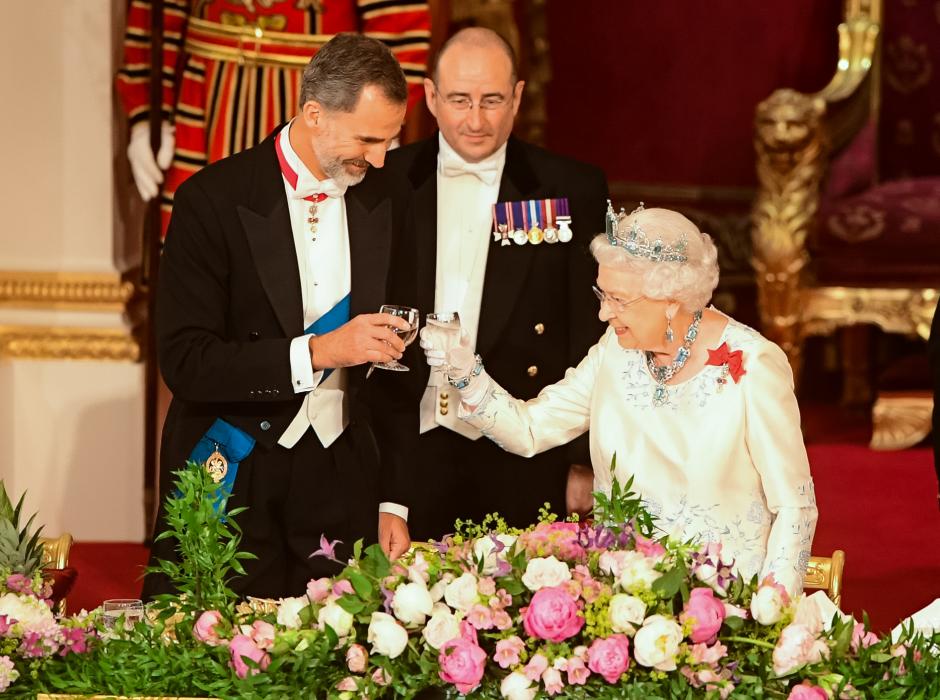 Queen Elizabeth II and King Felipe VI of Spain share a toast during the State Banquet at BuckinghamPalace, London for the King's State Visit to the UK.