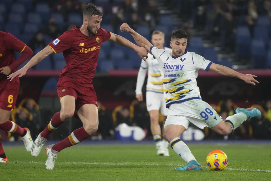 Giovanni Simeone, jugador del Hellas Verona enfrentándose a la Roma la pasada campaña