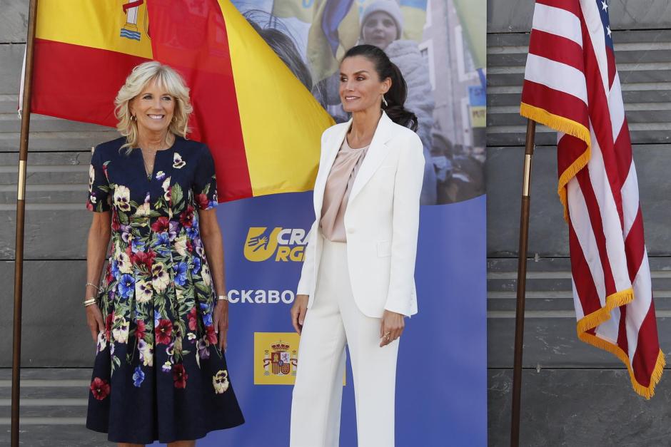 La Reina Letizia y Jill Biden visitan el centro de refugiados ucranianos de Pozuelo de Alarcón