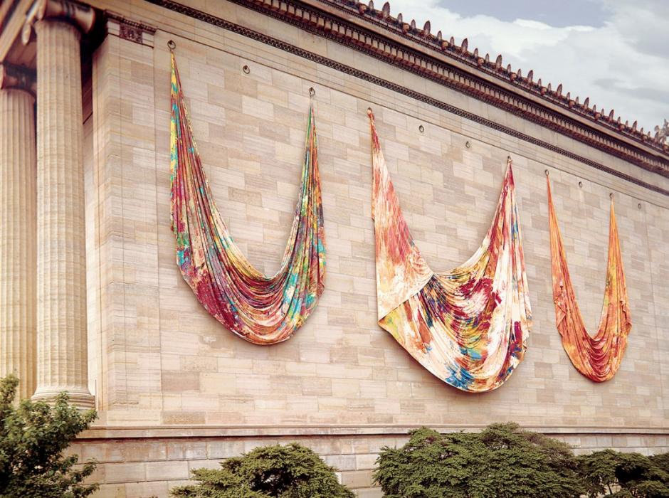 Pinturas drapeadas de Sam Gilliam colgadas en el exterior del Museo de Filadelfia