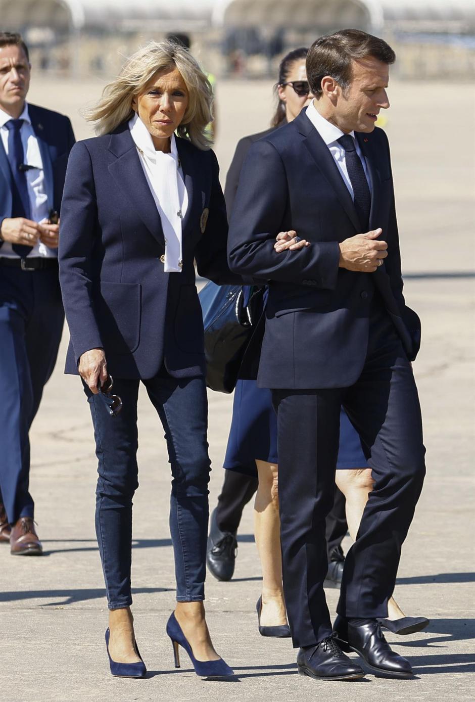 El presidente de Francia, Emmanuel Macron (d), junto a su mujer, Brigitte Macron (i)