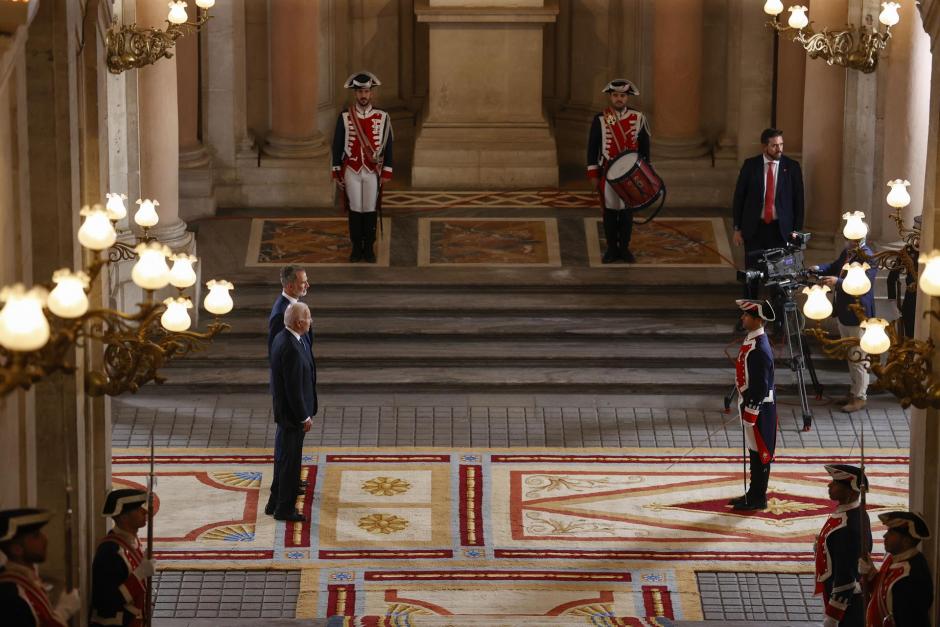 Los alabarderos rinden honores a Su Majestad y al presidente de los EE.UU. a su llegada al Palacio Real de Madrid