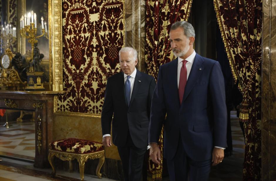 Felipe VI dirige al presidente a la Sala donde han mantenido un encuentro con las respectivas delegaciones española y estadounidense