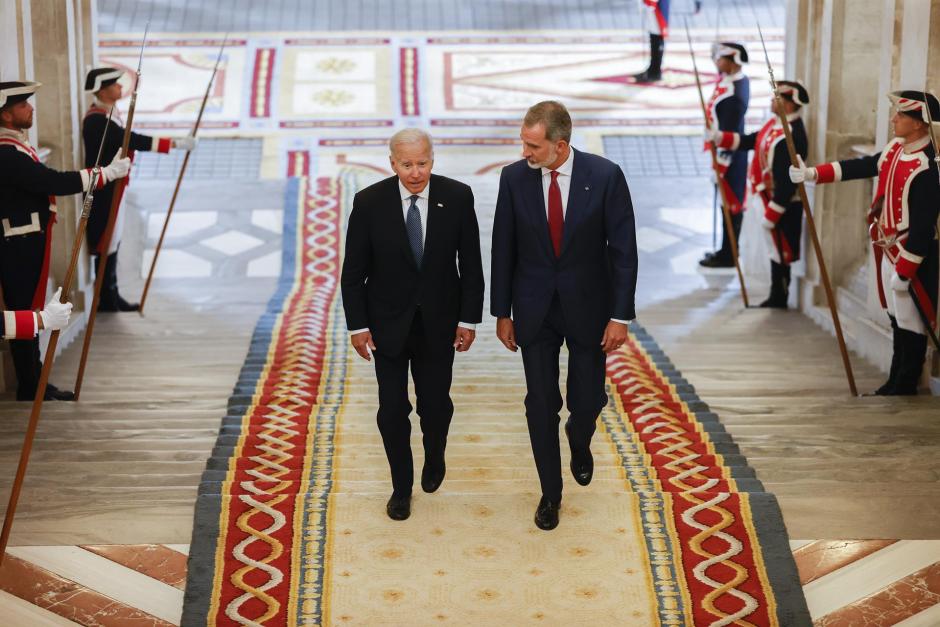 Joe Biden y Felipe VI suben la escalinata principal del Palacio Real de Madrid