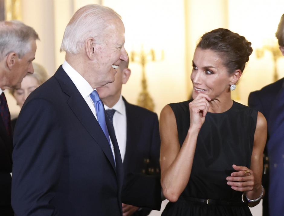 Joe Biden ha mostrado una gran complicidad con la Reina Letizia durante su saludo de bienvenida al Palacio Real de Madrid este martes por la noche