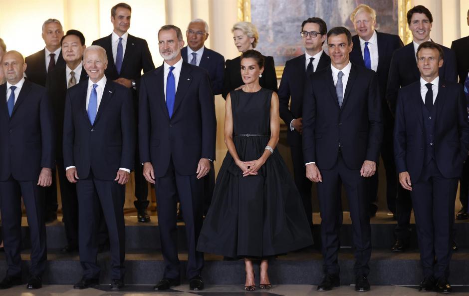 Tras el saludo protocolario de los Reyes a los invitados, se han tomado una fotografía de grupo en el Salón de los Alabarderos del Palacio Real de Madrid, antes de tomar el aperitivo