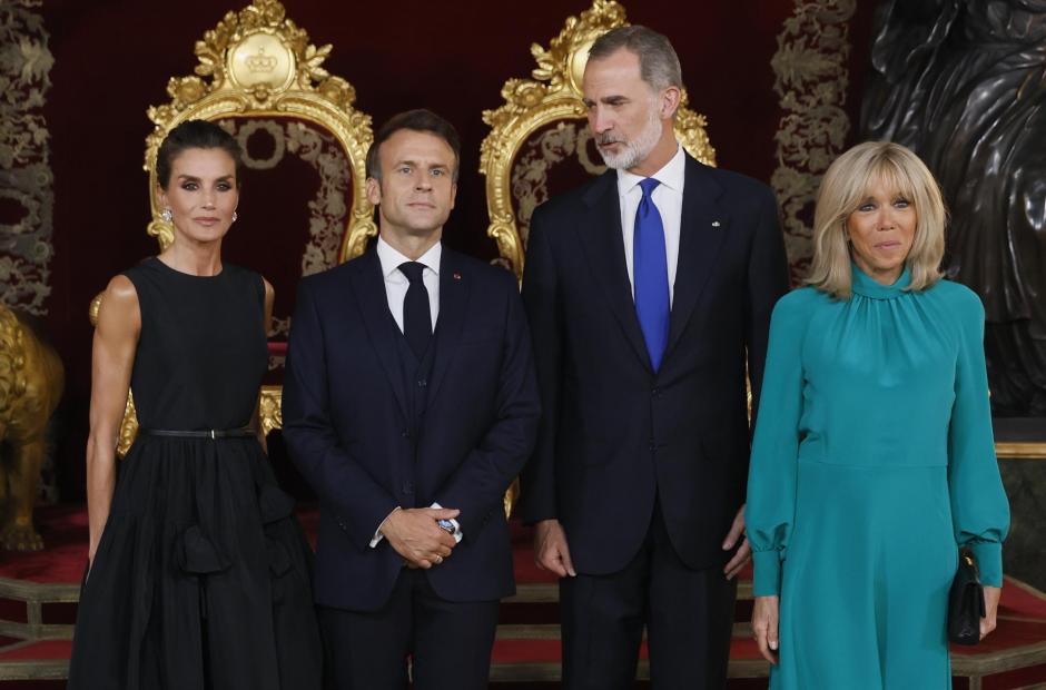 El rey Felipe VI (2d) y la reina Letizia (i) posan junto al presidente de Francia, Emmanuel Macron (2i), y su mujer, Brigitte Macron (d)