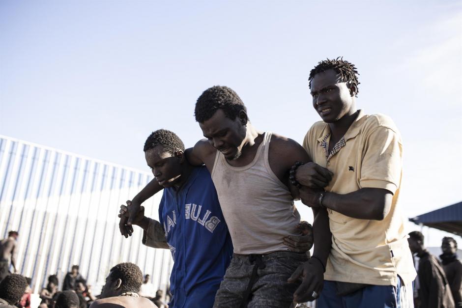 Inmigrantes tras el asalto masivo a la valla de Melilla la pasada semana