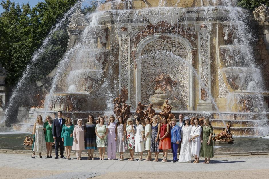 La reina Letizia (c) y la mujer del presidente del Gobierno, Begoña Gómez (c-i) posan con los acompañantes de los mandatarios que asisten a la cumbre de la OTAN para la foto de familia de los actos culturales en su honor celebrados en la Granja de San Idelfonso, Segovia