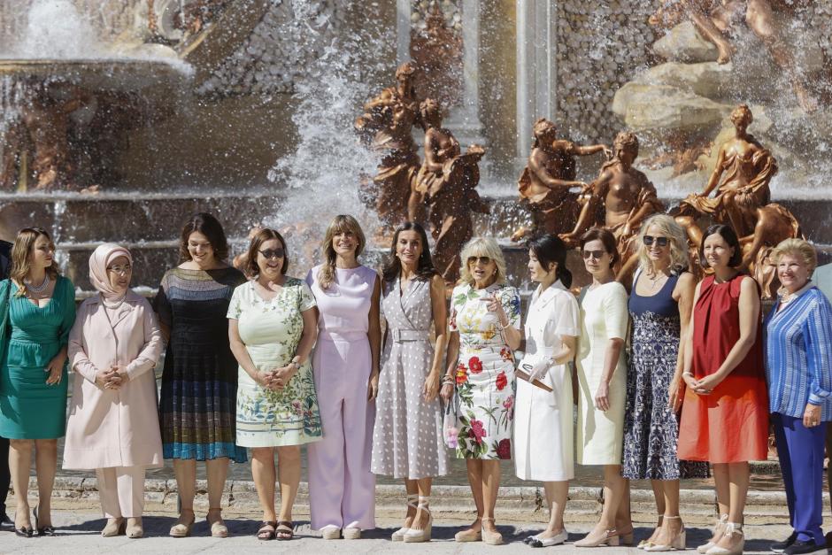 La reina Letizia (c) y la mujer del presidente del Gobierno, Begoña Gómez (c-i) posan con los acompañantes de los mandatarios que asisten a la cumbre de la OTAN para la foto de familia, entre los que se encuentra la primera dama estadounidense, Jill Biden (6d) en la Granja de San Idelfonso, Segovia, este miércoles