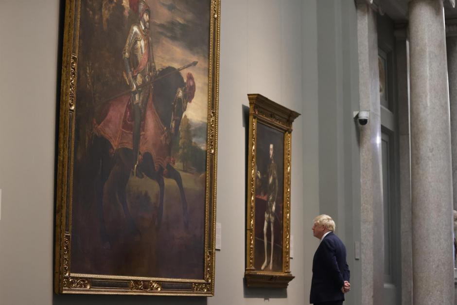 El primer ministro británico Boris Johnson contempla el cuadro de Tiziano "Carlos V a caballo" a su llegada al Museo del Prado,