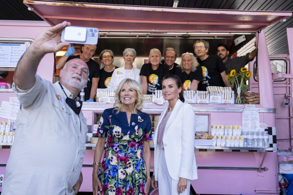 La reina Letizia, junto a Jill Biden y el chef Jose Andrés, frente al foodtruck en el CAR de Pozuelo