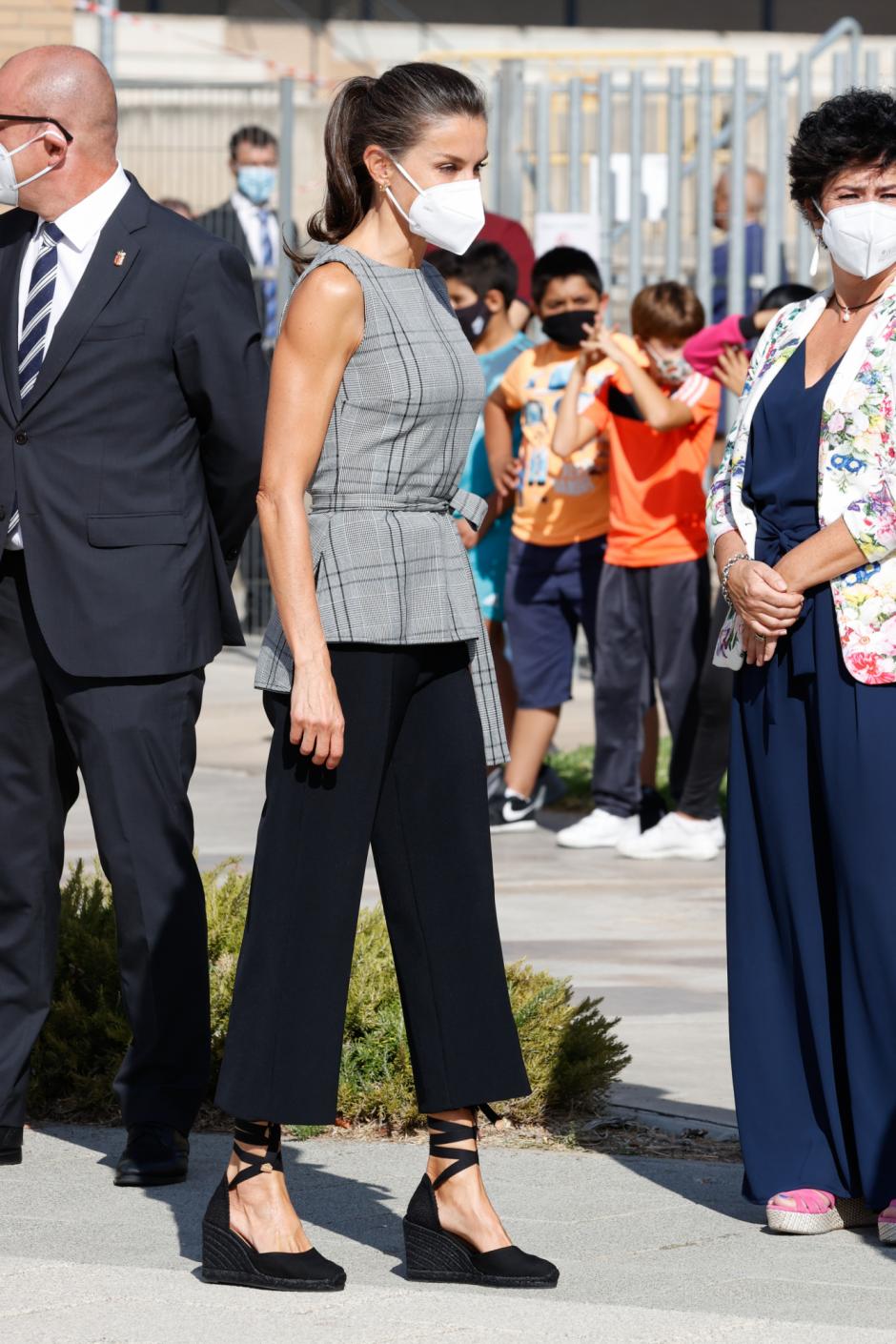 Spanish Queen Letizia Ortiz visits " Nuestra Señora del Patrocinio College " during inauguration of School Academic Year 2020/2021 in Milagro, Navarra on Monday, 14 September 2020.
en la foto : camiseta de la firma " Zara " /  sandalias de esparto