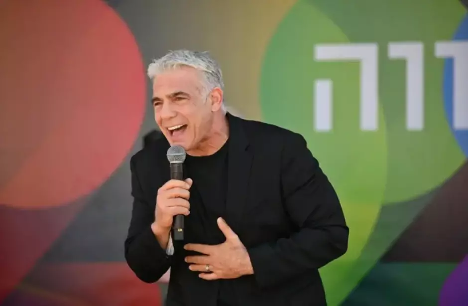 Yair Lapid durante el desfile del Orgullo gay en Tel Aviv (2022)