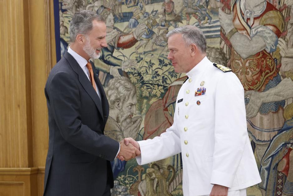 Don Felipe recibe el saludo del almirante, Rob Bauer, presidente del Comité Militar de la OTAN