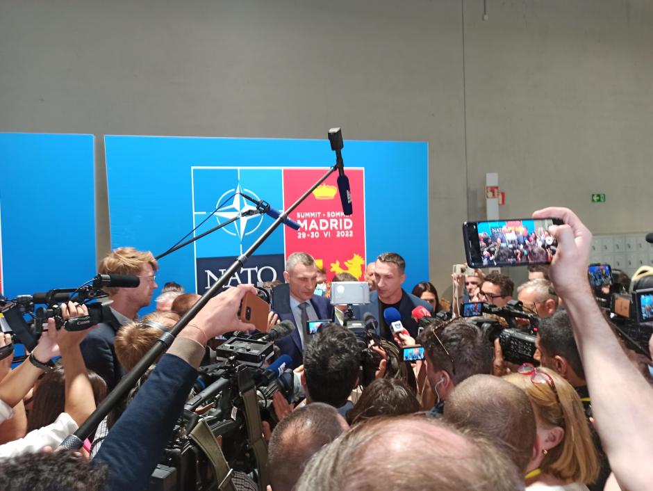 Decenas de periodistas rodean al alcalde de Kiev, Vitali Klitschko, y su hermano a la llegada a la cumbre de la OTAN