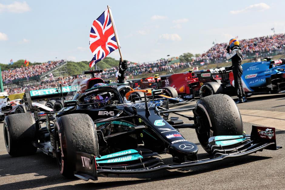 Lewis Hamilton celebrando la victoria en Silverstone 2021