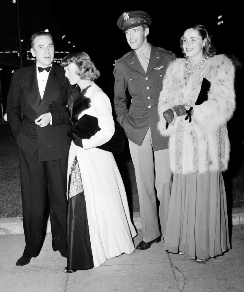 Leland Howard, Margaret Sullavan, Jimmy Stewart y Kay Albrich en el preestreno de La señora Miniver en 1942