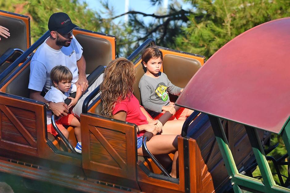 Shakira y Gerard Pique con sus hijos en Disneyland