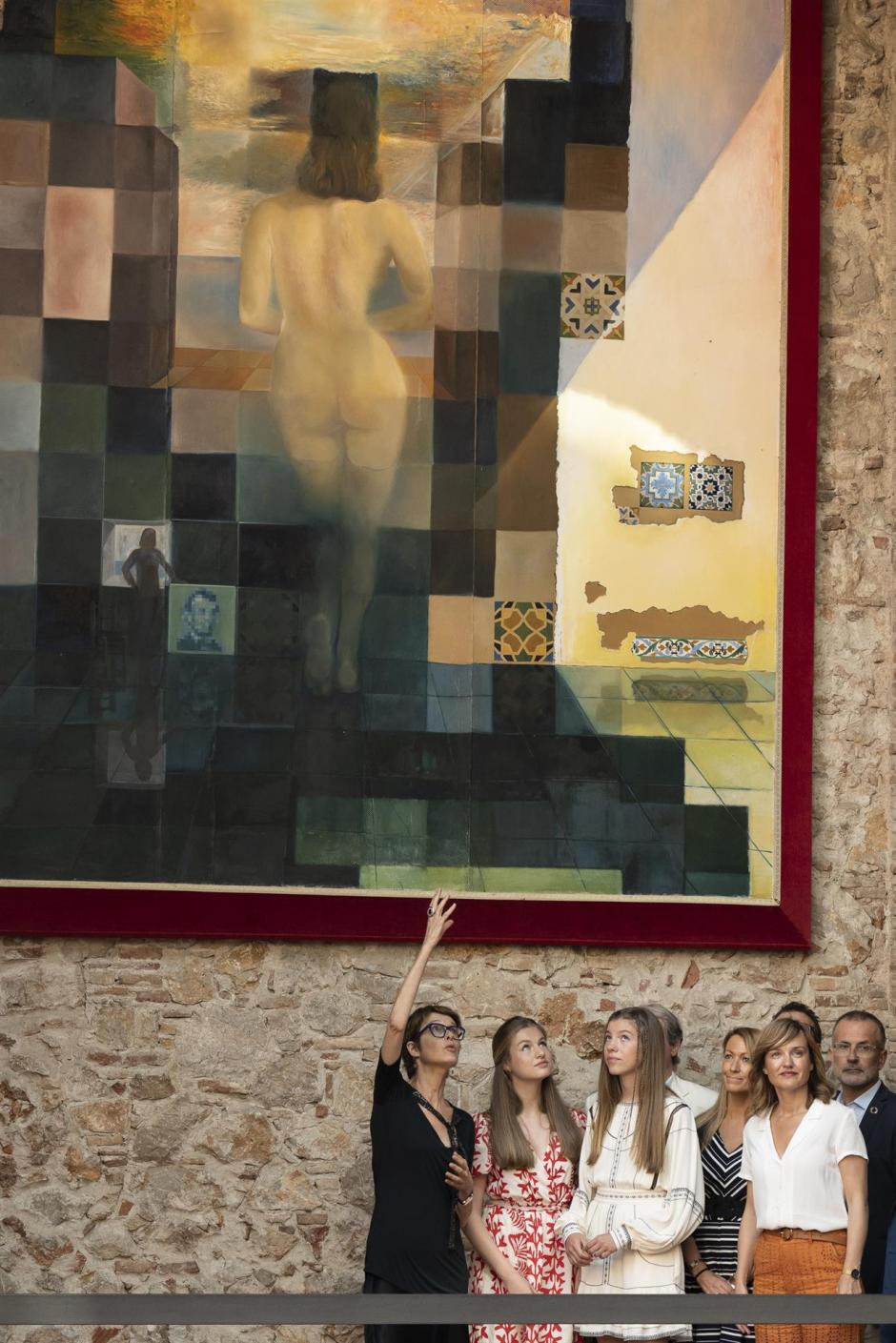 Un momento de la visita ante una de las obras de Dalí