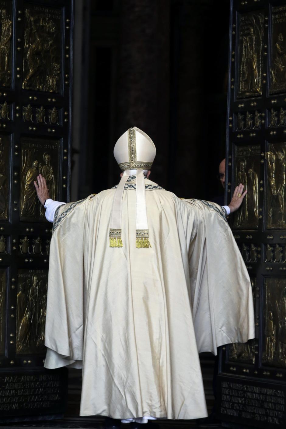 Pope Francis during a Mass prior to the opening of the Holy Door of St. Peter's Basilica, formally starting the Holy Year of Mercy, in St. Peter's Square, at the Vatican, Tuesday, Dec. 8, 2015.
en la foto, de espaldas