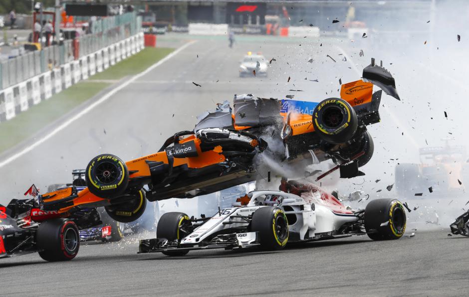 El Mclaren de Fernando Alonso vuela por encima del Sauber de Leclerc tras un choque con Hulkenberg en el GP de Bélgica 2018