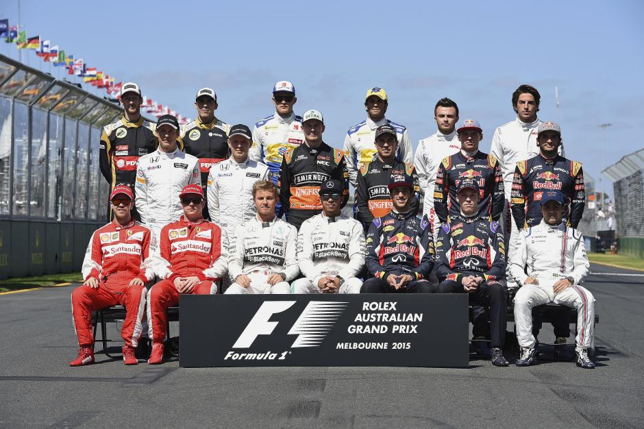 Carlos Sainz y Max Verstappen posando con toda la parrilla de la F1 antes de su debut en 2015